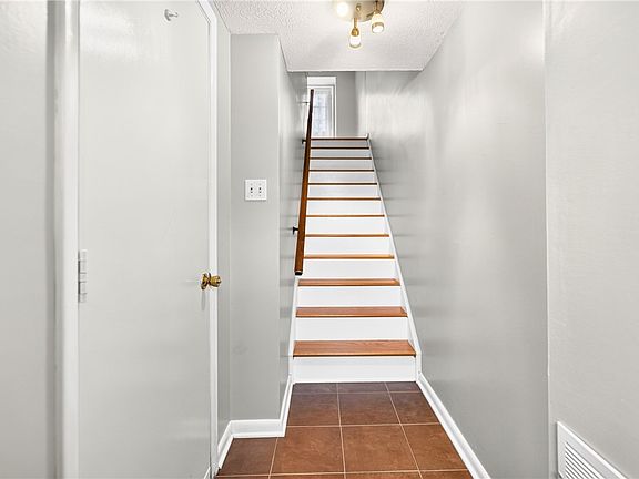 3rd image of 215 Timber Trl