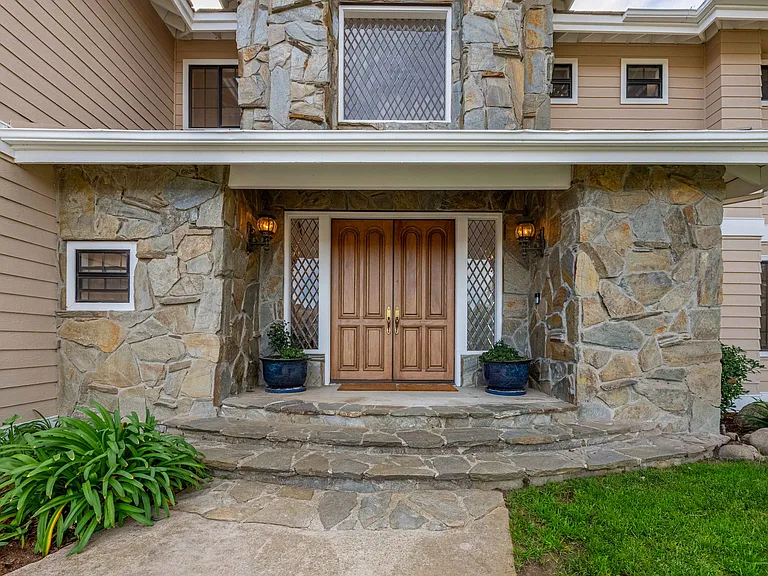 11300 Highridge Ct — Photo 3