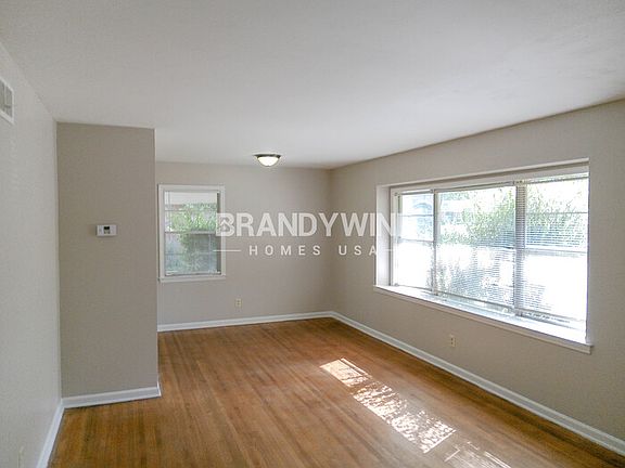 3rd image of 914 Richland Dr
