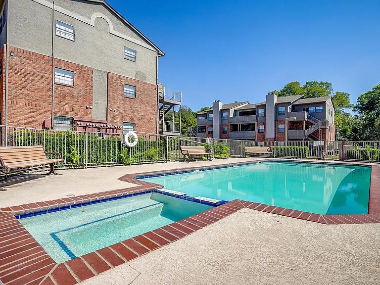 Portofino Apartments — Photo 37