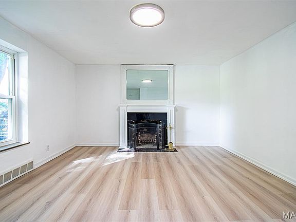 4th image of 1036 Groby Rd