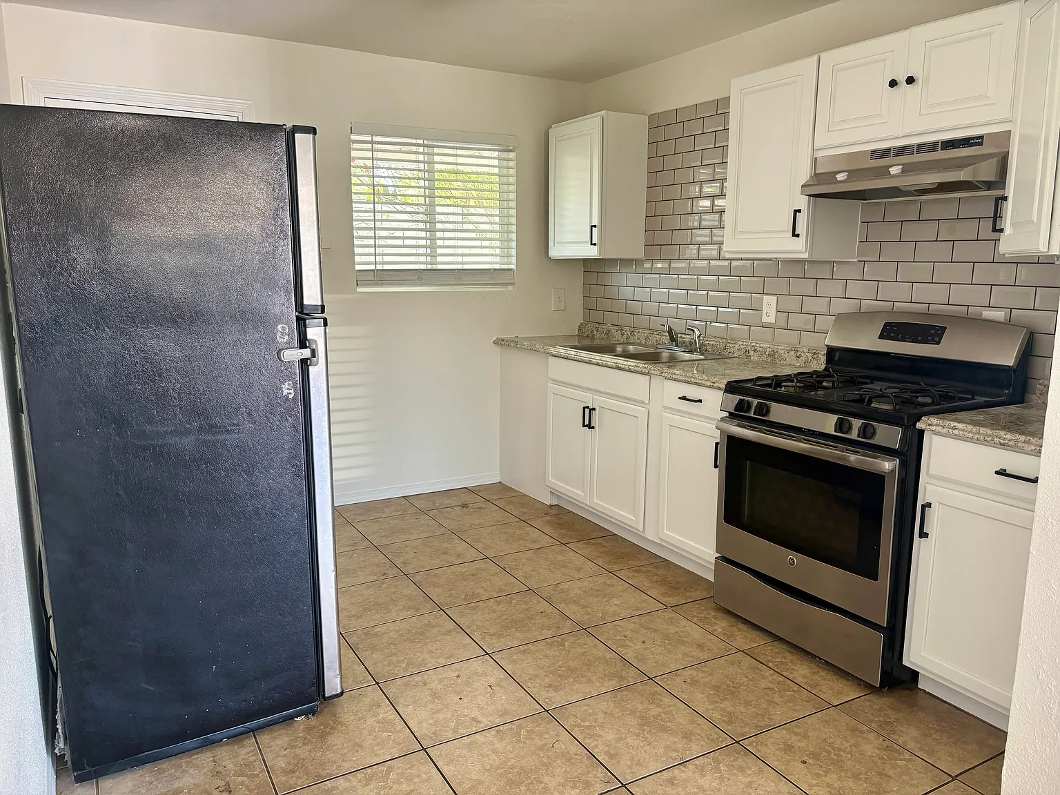 2206 E Portland St — Photo 4