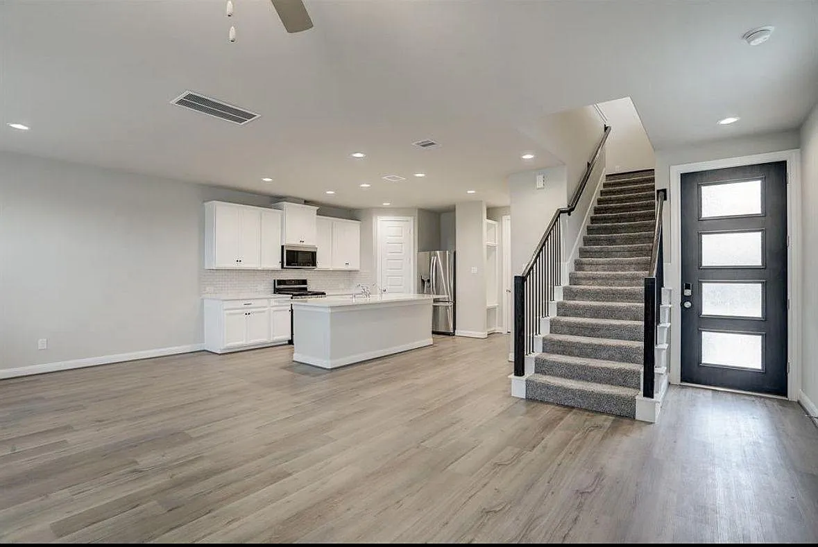 3 bed, 2.5 bath, 2058 sqft, $2,500 — Photo 3