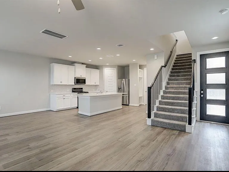 9826 Magnolia Village Ln — Photo 3