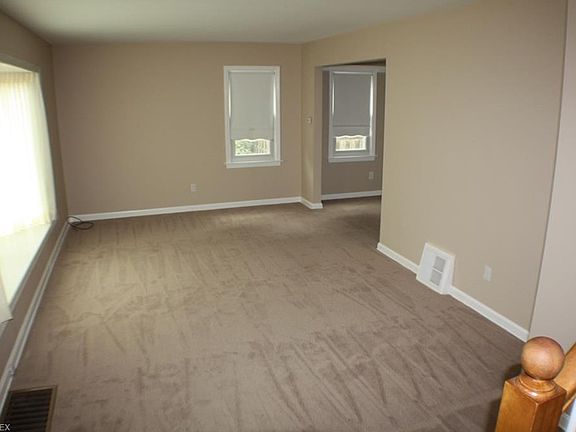 5th image of 2492 Eastgate Ave