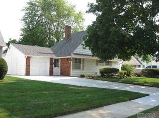 26 Wander Ln, Wantagh, NY 11793