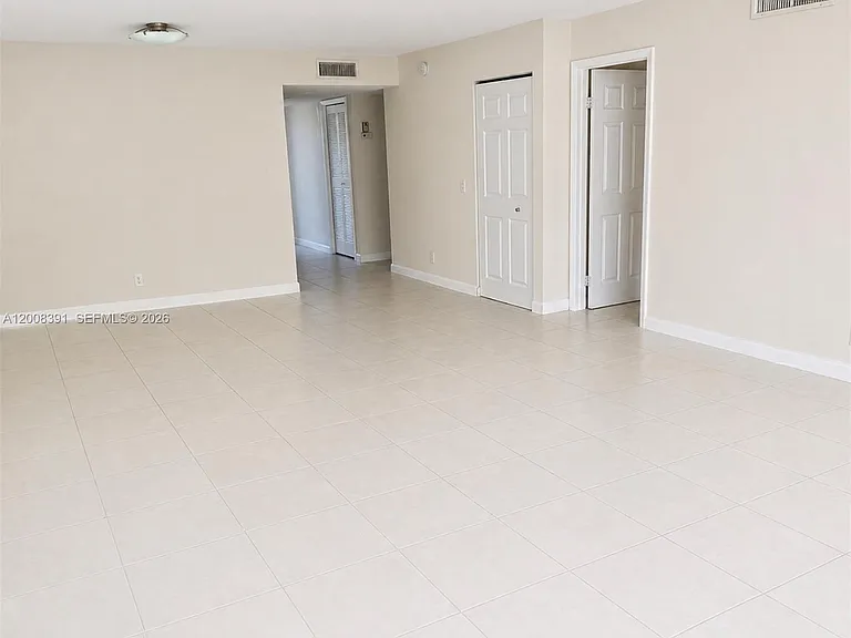 405 Lakeview Dr #202 — Photo 3
