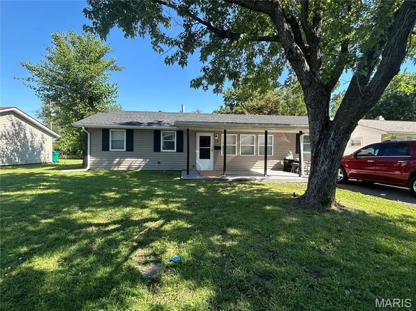 15 Leonard Dr, Cahokia, IL 62206