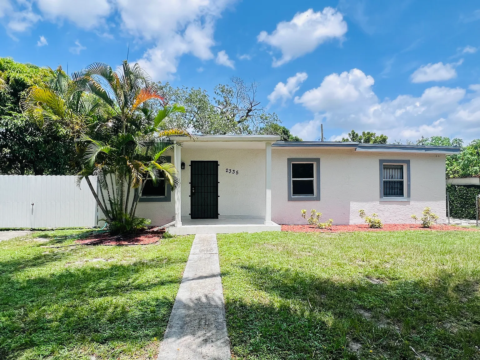 3 bed, 1000 sqft, $3,100 — Photo 1