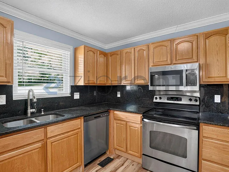 906 Diamond Cir — Photo 9