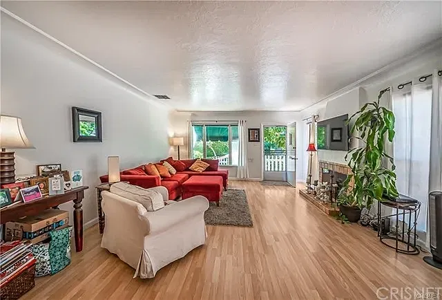1 bed, 1050 sqft, $3,300 — Photo 3