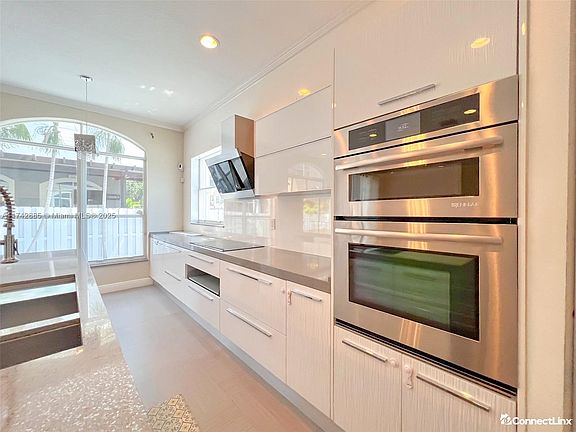 4th image of 3709 SW 51st St