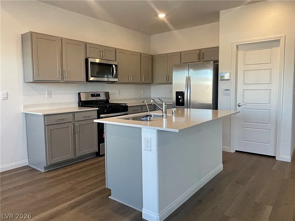 3 bed, 2.5 bath, 1716 sqft, $2,295 — Photo 3