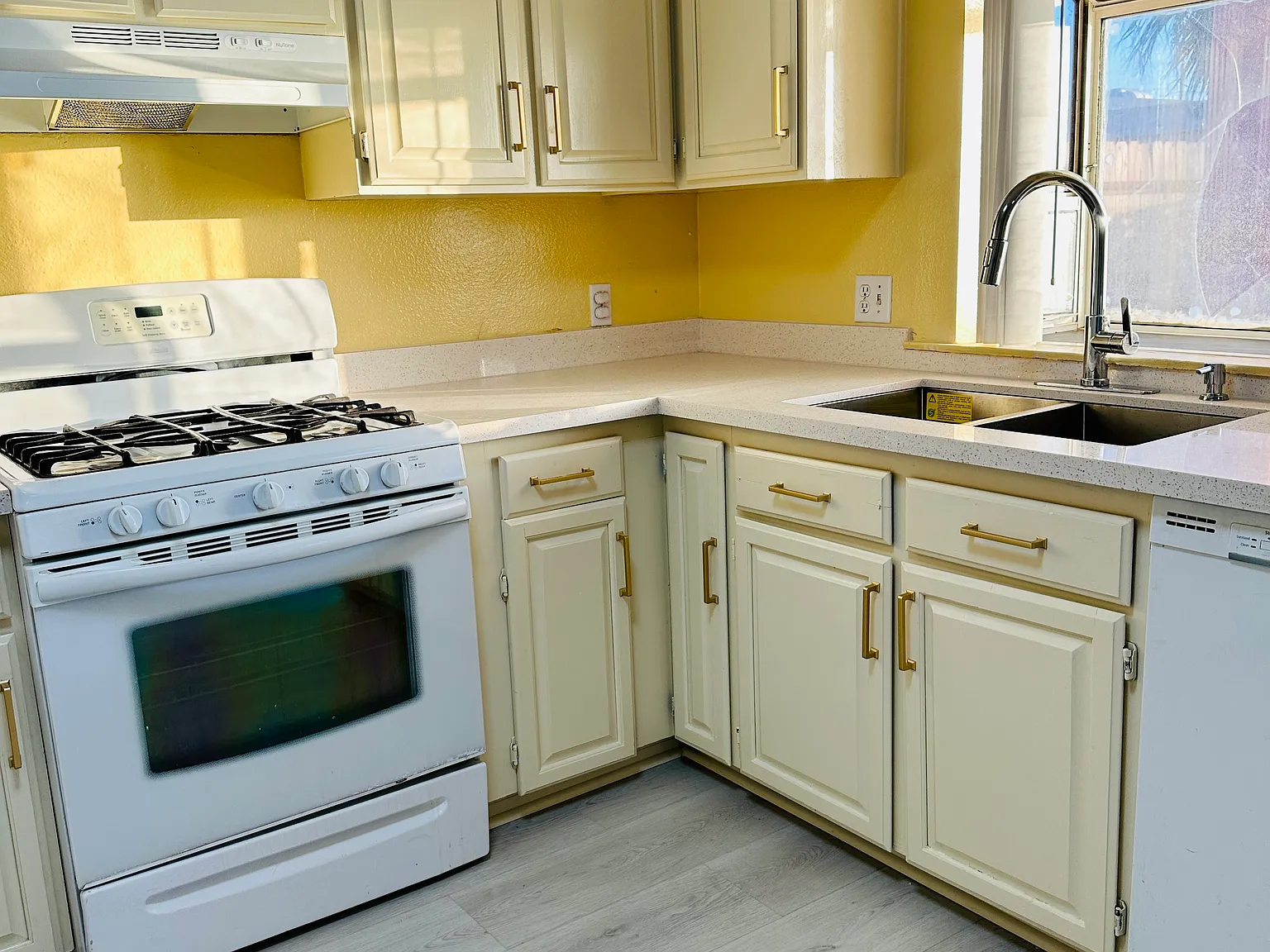 3 bed, 2.5 bath, 1414 sqft, $1,949 — Photo 2