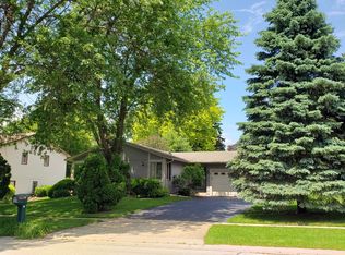 22 Hickory Ln, Algonquin, IL 60102
