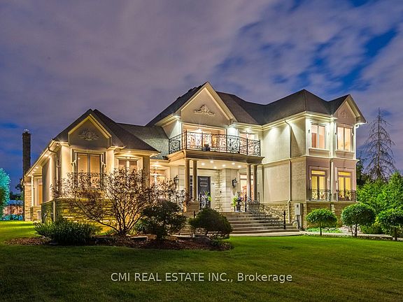 3rd image of 776 Woodland Acres Cres
