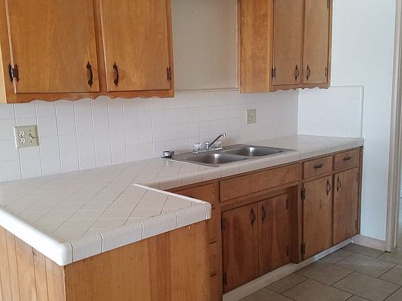 3rd image of 753 Moffat Dr
