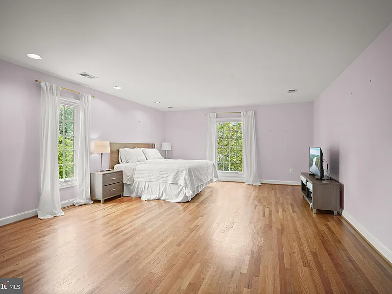 9809 Hall Rd — Photo 24