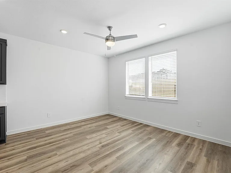 963 Mansfield St — Photo 7