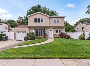 40 Woodland Ave, Farmingdale, NY 11735