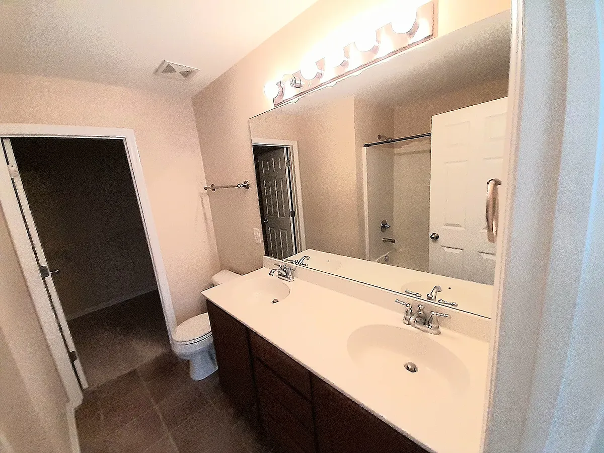 Building Photo - 2021 Hemlock Dr