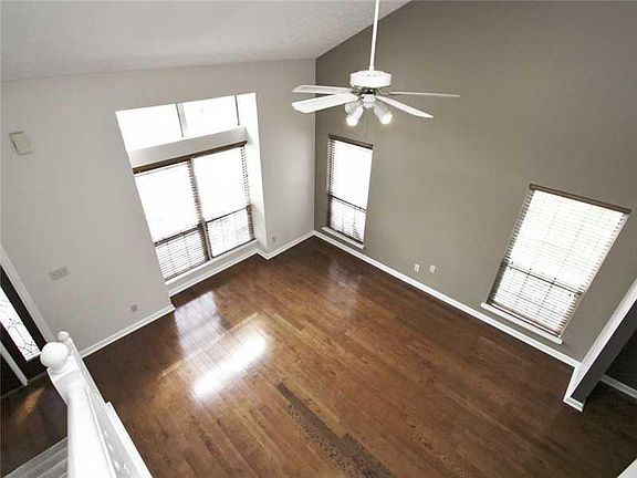 3rd image of 11552 Jamestown West Dr