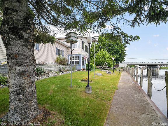 3rd image of 103 Harbor St