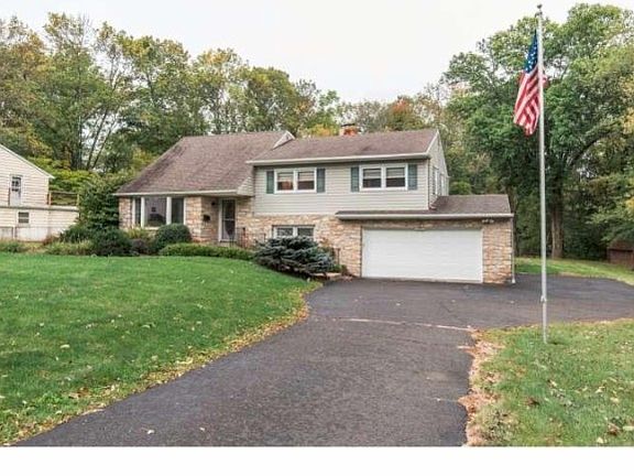 2nd image of 1470 Graeme Way