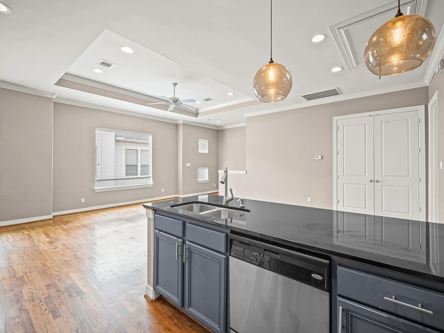 3 bed, 2.0 bath, 1524 sqft, $2,595 — Photo 4
