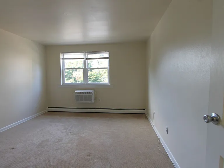 West Walnut Lane Apartments — Photo 10