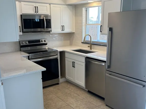 1435 New Point Comfort Rd #B, Englewood, FL 34223