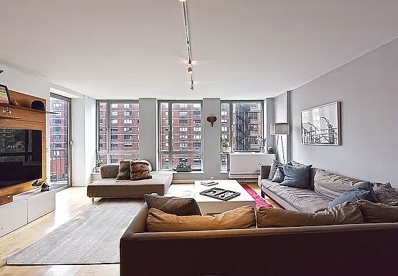 2nd image of 224 W 18th St APT 8A