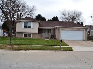 3856 Raintree Dr, Troy, MI 48083