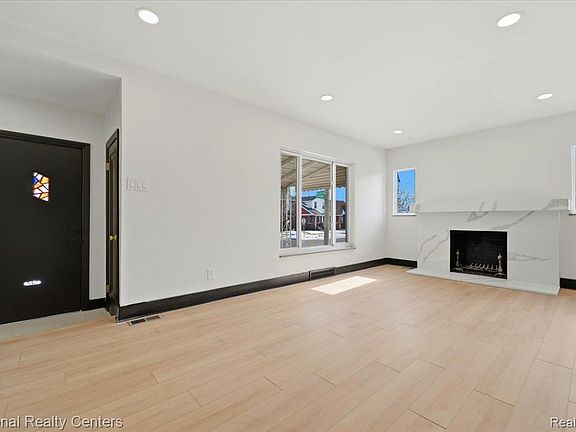 5th image of 18403 Stoepel St