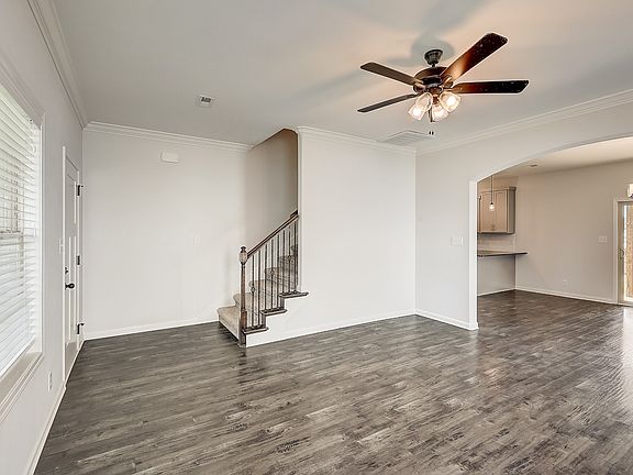 4th image of 685 Elm St