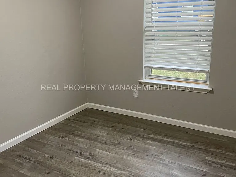318 N Waco St — Photo 10