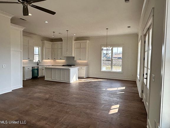 2nd image of 1020 Crepe Myrtle Dr