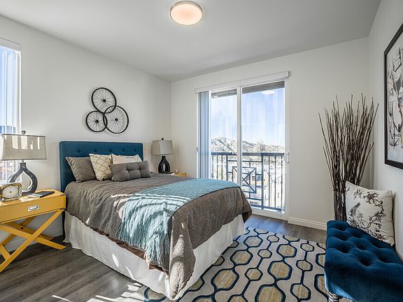 4th image of 10132 Commerce Ave #202
