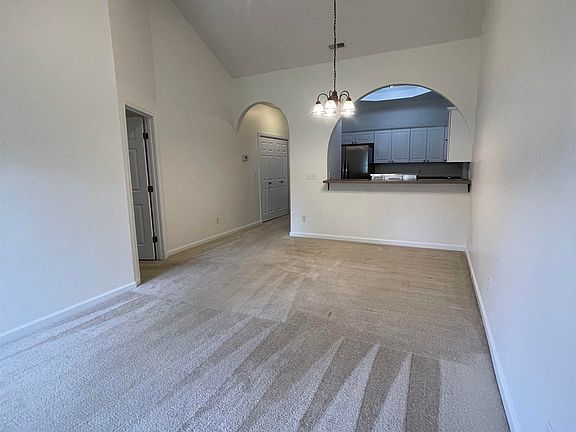 5th image of 33 Park Dr S