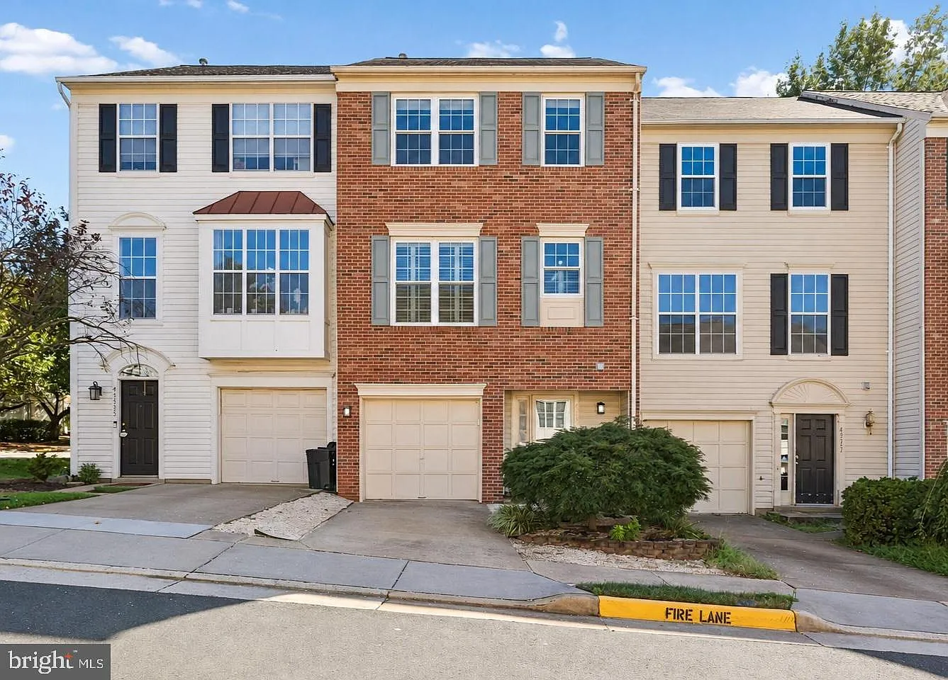 3 bed, 4.0 bath, 1953 sqft, $3,200 — Photo 1