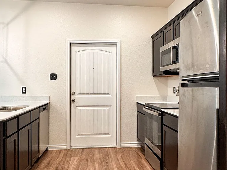 5108 Red Rose Xing — Photo 4