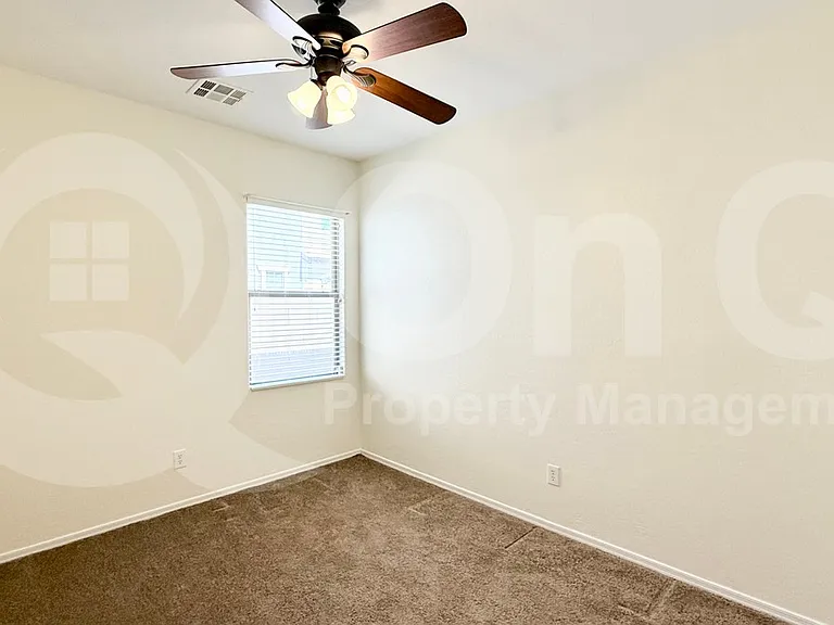 4502 E Oxford Ln — Photo 9