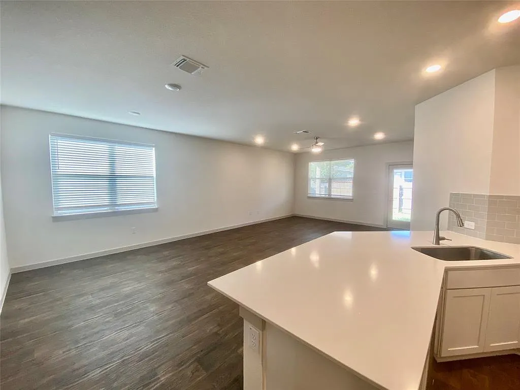 4 bed, 2.0 bath, 1837 sqft, $2,250 — Photo 4