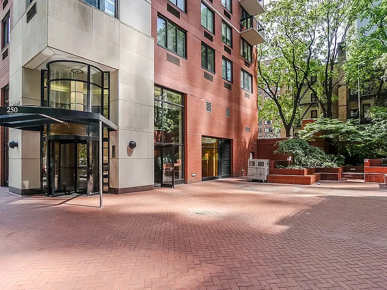 250 E 40th St #5CD — Photo 13