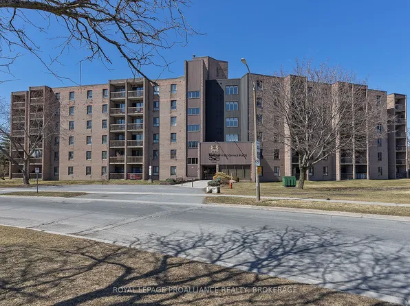 17 Eldon Hall Pl #215, Kingston, ON K7M 7H5