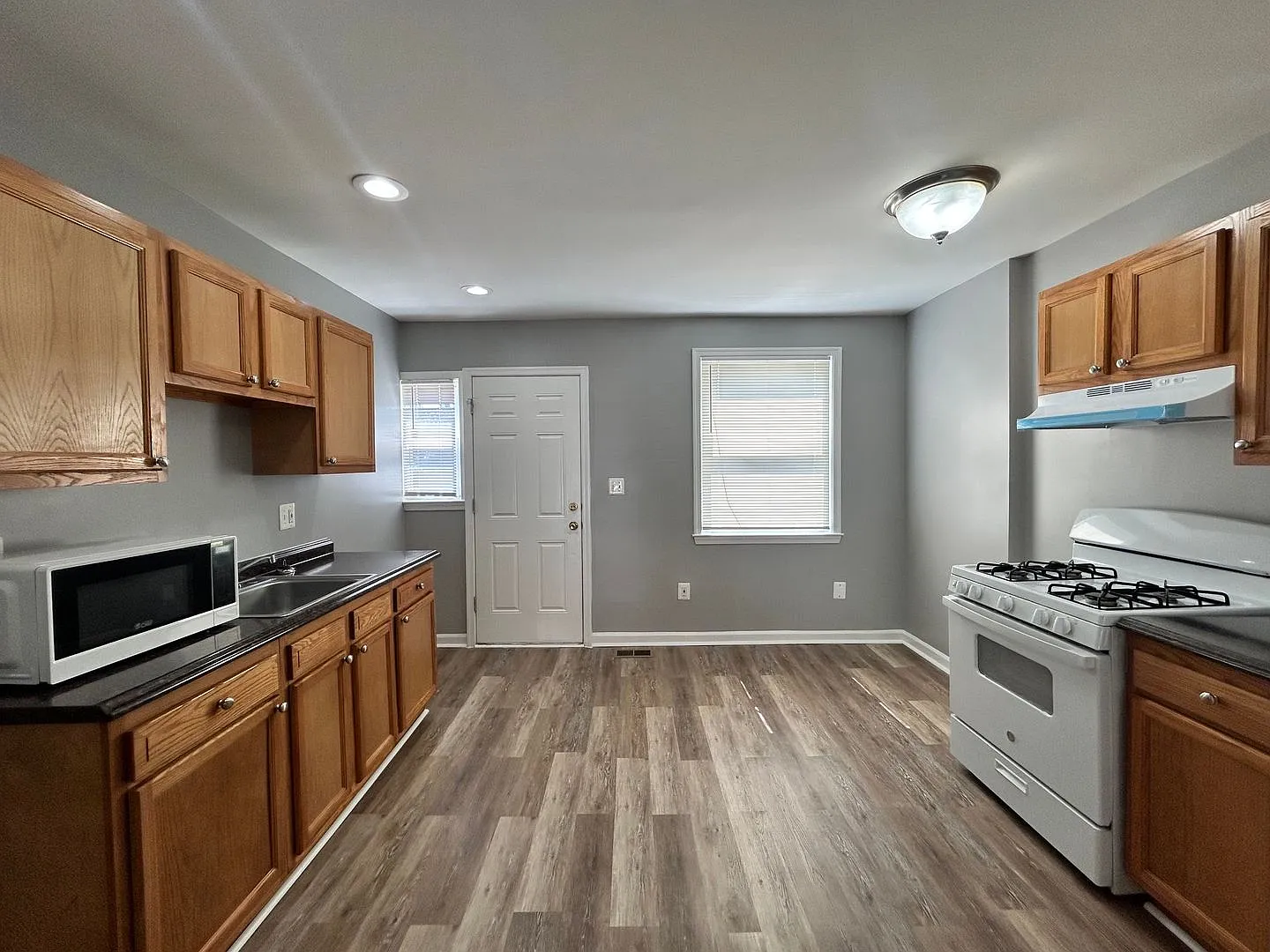 Baltimore - 2 Bedrooms and 2 baths Available! — Photo 3