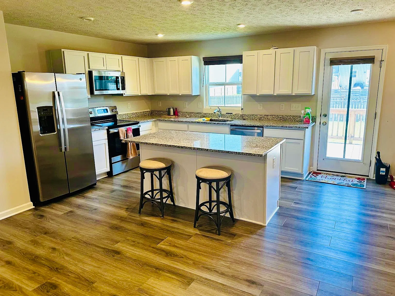 4 bed, 3.5 bath, 2600 sqft, $2,500 — Photo 4