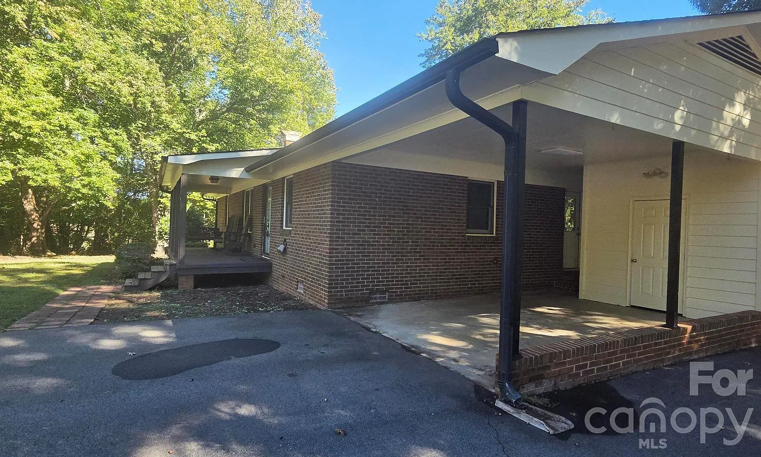 3 bed, 2.0 bath, 1308 sqft, $2,000 — Photo 2