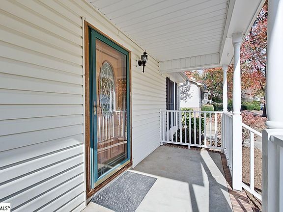 4th image of 1044 Summit Dr
