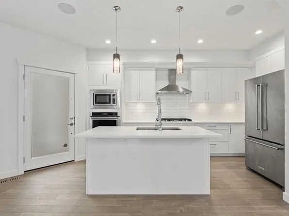 136 SE 22nd Ave NE #2, Calgary, AB T2E 1T3